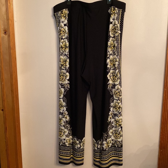 NWOT Black Harem Pants with Floral side panel and hem Size 26W - Picture 6 of 6